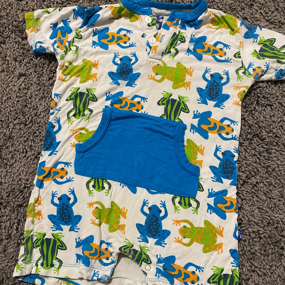 Kickee Pants short sleeve Henley romper 6-12mo - frogs